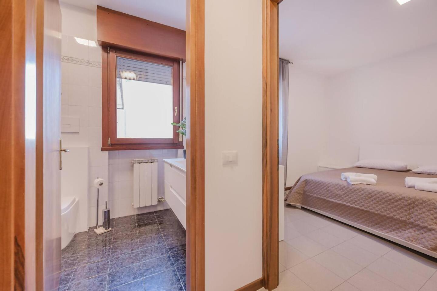 Unico 5 700mt From Mestre Station Apartment *
